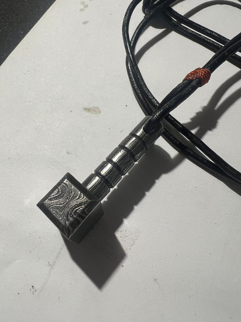 Håndsmedet Thors hammer i damascus stål