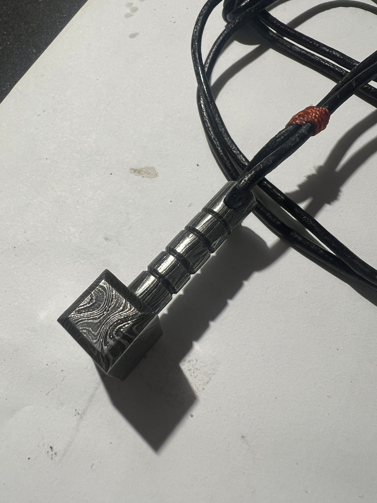 Håndsmedet Thors hammer i damascus stål