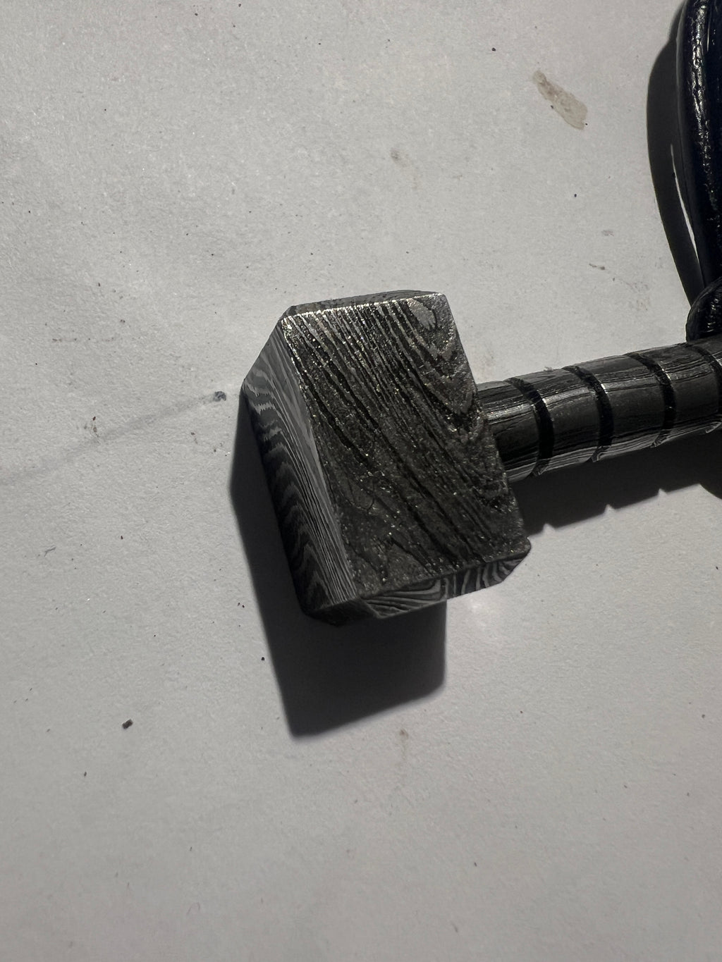 Håndsmedet Thors hammer i damascus stål