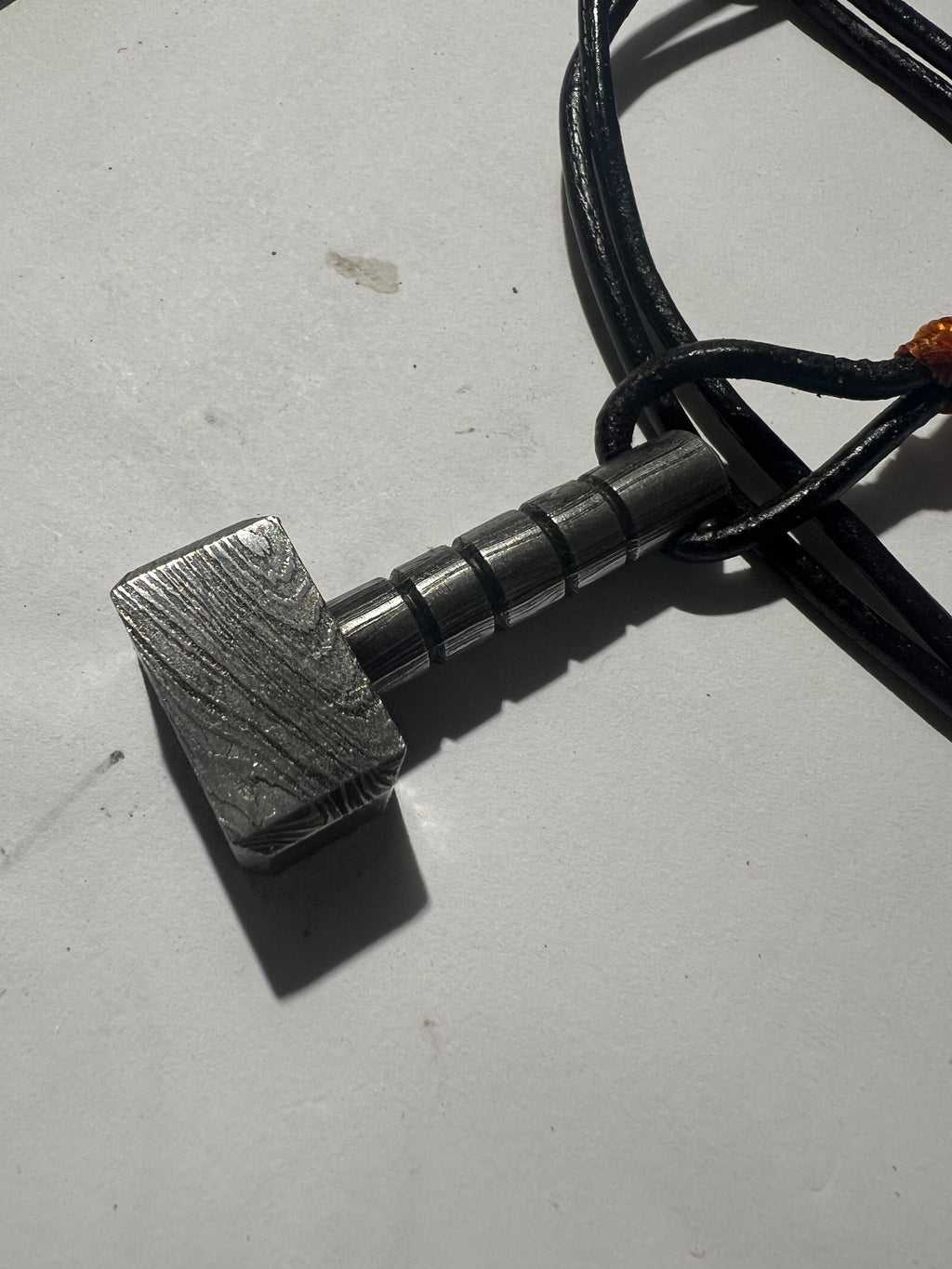 Håndsmedet Thors hammer i damascus stål