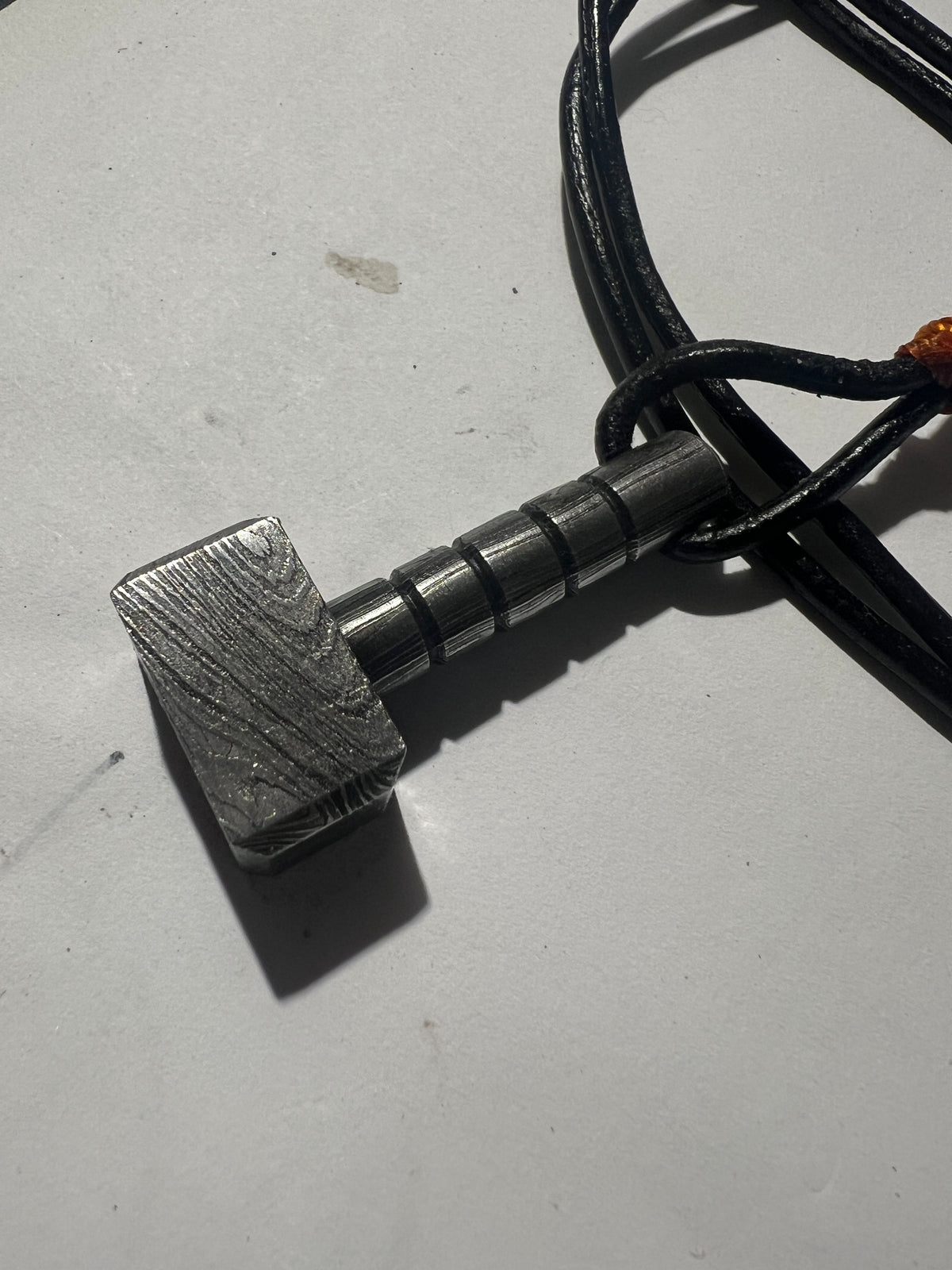 Håndsmedet Thors hammer i damascus stål